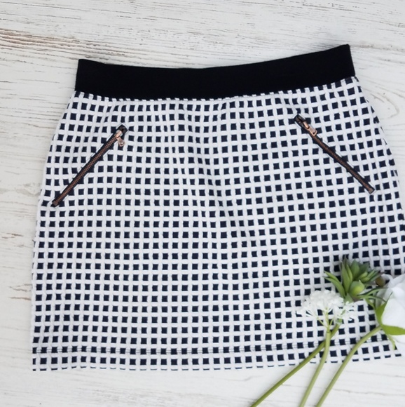 Lou & Grey Dresses & Skirts - 3/$20 🛍 Lou & Grey Checked Mini Skirt